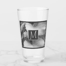 Foto en blanco y negro de hojas de uva gris inicia