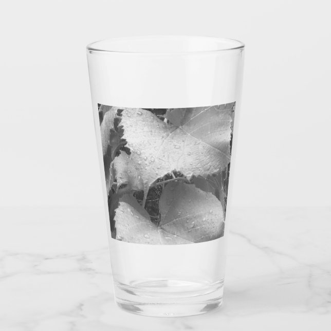 Foto en blanco y negro de hojas de uva húmedas y c (Anverso)