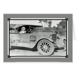 Foto en blanco y negro del auto viejo. Conductor d