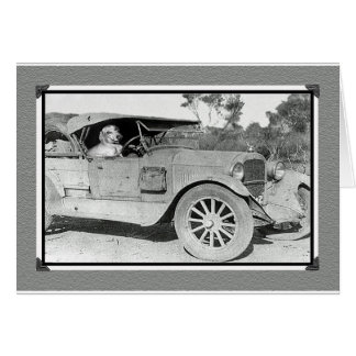 Foto en blanco y negro del auto viejo. Conductor d