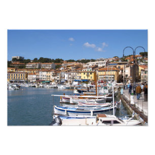 Foto En el puerto del pueblo de Cassis. Pesca y