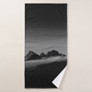 FOTO EN GRAYSCALE DE MONTAÑA CUBIERTA DE NUBES