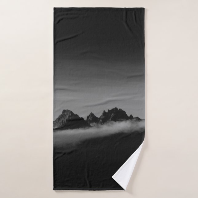 FOTO EN GRAYSCALE DE MONTAÑA CUBIERTA DE NUBES (Toalla de baño)
