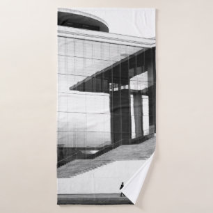 FOTO EN GRAYSCALE DE UN HOMBRE CAMINANDO EN PAVEME
