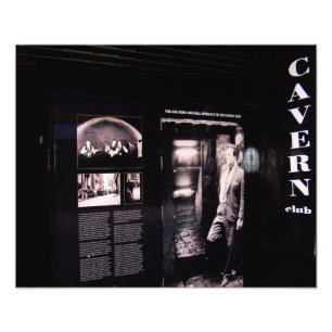 Foto Entrada original del club de la caverna,