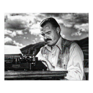 Foto Ernest Hemingway en su máquina de escribir