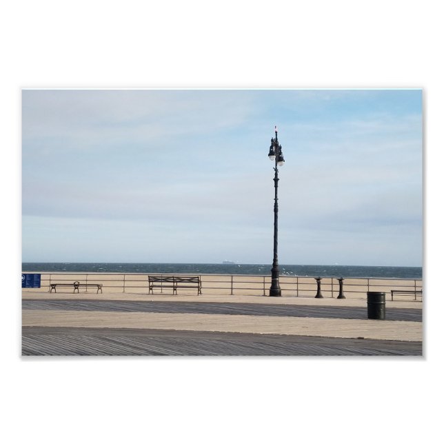 Foto Escena tranquila del paseo marítimo de Coney Islan (Frente)