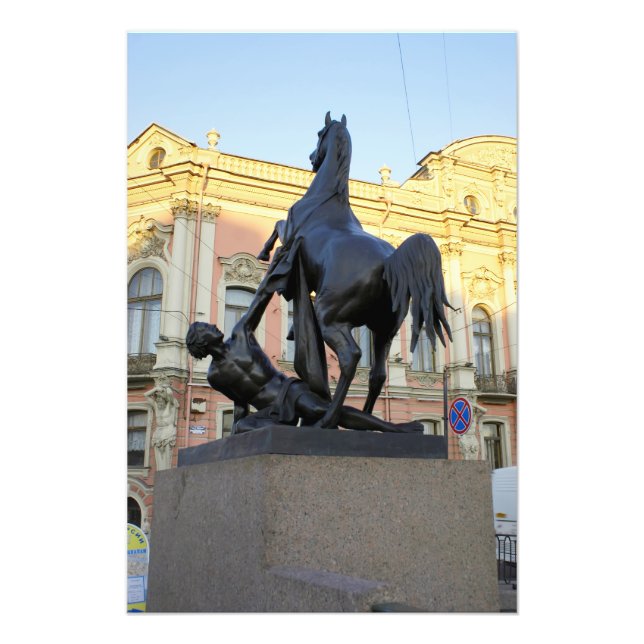Foto Esculturas en el puente Anichkov en San Petersburg (Frente)
