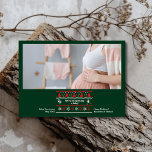 Foto Estamos esperando Invitación de embarazo<br><div class="desc">Comparte tus noticias alegres con un toque de encanto festivo usando nuestra Invitación de fotos de Navidades de embarazo. Esta carta deliciosa incluye una foto personal, enmarcada con gusto para mostrar a su creciente familia. El diseño incorpora elementos festivos como árboles de Navidad, copos de nieve o acentos de vacaciones,...</div>