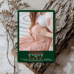 Foto Estamos esperando Invitación de embarazo<br><div class="desc">Comparte tus noticias alegres con un toque de encanto festivo usando nuestra Invitación de fotos de Navidades de embarazo. Esta carta deliciosa incluye una foto personal, enmarcada con gusto para mostrar a su creciente familia. El diseño incorpora elementos festivos como árboles de Navidad, copos de nieve o acentos de vacaciones,...</div>