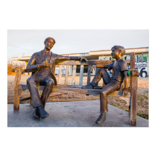 Foto Estatua de bronce de joven y anciano hablando