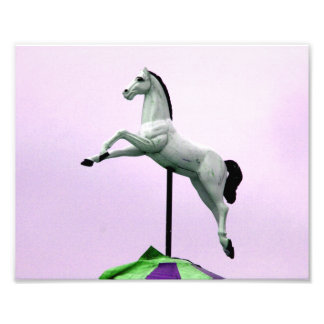 Foto Estatua de carrusel de caballo blanco contra la pú