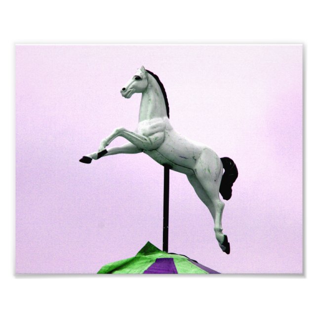 Foto Estatua de carrusel de caballo blanco contra la pú (Frente)