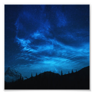FOTO ESTRELLAS LUMINOSAS EN UN CIELO OSCURO Y AZUL