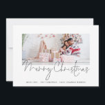 Foto familiar 2025 Calendario Script Feliz Navidad<br><div class="desc">Foto Familiar 2025 Calendario Script Feliz Navidad. Simplemente reemplace la foto de ejemplo con la suya propia y la personalice con su saludo y nombres en la parte inferior. Feliz Navidad está en un elegante guión. En la parte posterior hay un práctico calendario 2025 para los destinatarios.</div>