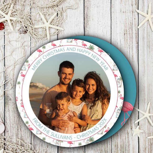 Foto familiar de flamenco rosa en Navidad tropical (Coastal Christmas Card round, with pink flamingos and aqua background
)