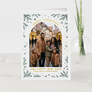 Foto familiar de Navidad con arco de hoja perenne