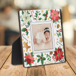 Foto familiar sin marco de navidades de vuelta<br><div class="desc">Hecho para parecer dimensional, un borde de flores de Navidad, estrellas y más crea un hermoso marco para tu foto favorita en esta placa de mesa con un caballete integrado. La imagen se coloca directamente en el panel de soporte para una imagen asombrosamente nítida con una superficie limpia y fácil...</div>