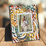 Foto familiar sin marco de patrón animal de vuelta<br><div class="desc">Hecho para parecer dimensional, un patrón de impresión animal multicolor crea un marco hermoso para nuestra foto favorita en esta placa de mesa con un caballete incorporado. La imagen se coloca directamente en el panel de soporte para una imagen asombrosamente nítida con una superficie limpia y fácil de limpiar. Excelente...</div>