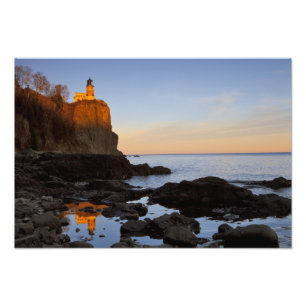 Foto Faro de rock de Split al atardecer cerca de dos