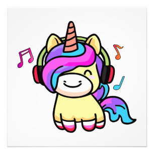 Foto Feliz sonriente bebé unicornio con auriculares.