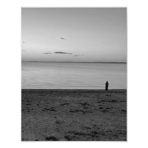 Foto Figura solitaria de pie en la playa del océano Imp