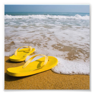 Foto Flip Flops amarillos en la playa