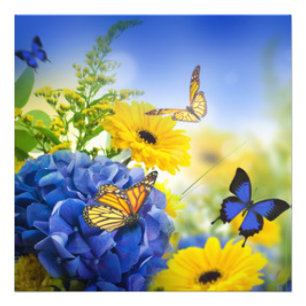 Foto Flores amarillas azules con las mariposas