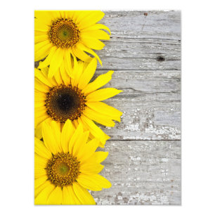 Foto Flores de sol sobre una mesa