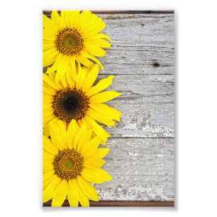 Foto Flores de sol sobre una mesa