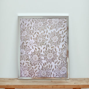 Foto Flores doradas y hojas sobre fondo blanco