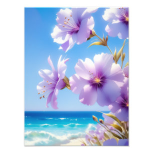 Foto Flores violentas púrpuras contra las olas del océa