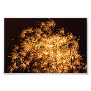 Foto Fuegos artificiales de estrella amarilla contra el