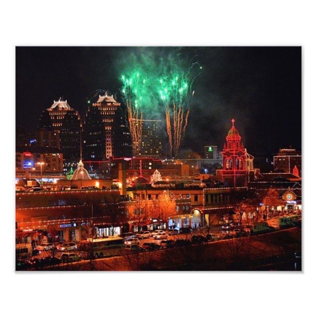 Foto Fuegos artificiales verdes sobre las luces del Kan (Frente)