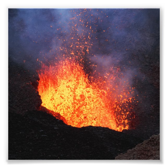Foto Fuente de la erupción de lava caliente del volcán  (Frente)