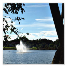 Fuente sobre el espejo del lago