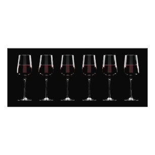 Foto Gafas de vino con vino tinto en negro