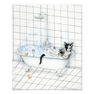Foto Gato leyendo periódico en la bañera.
