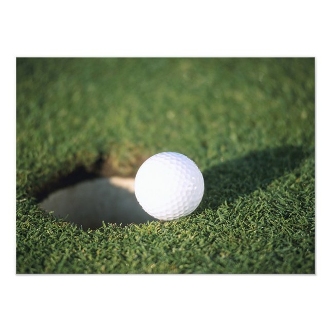 Foto Golf Ball al borde del agujero (Frente)