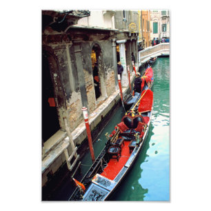 Foto Gondola en un pequeño canal