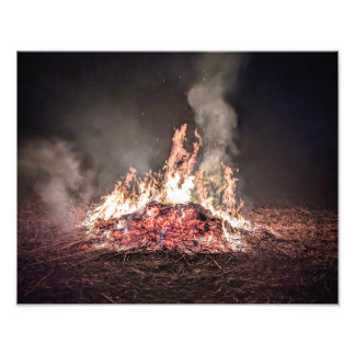 Foto Gran hoguera ardiendo por la noche con llamas alta