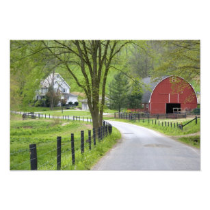 Foto Granero rojo y granja cerca de Berlín, Ohio.
