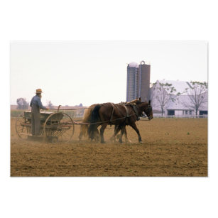Foto Granjero de Amish con plantador de semillas tirada