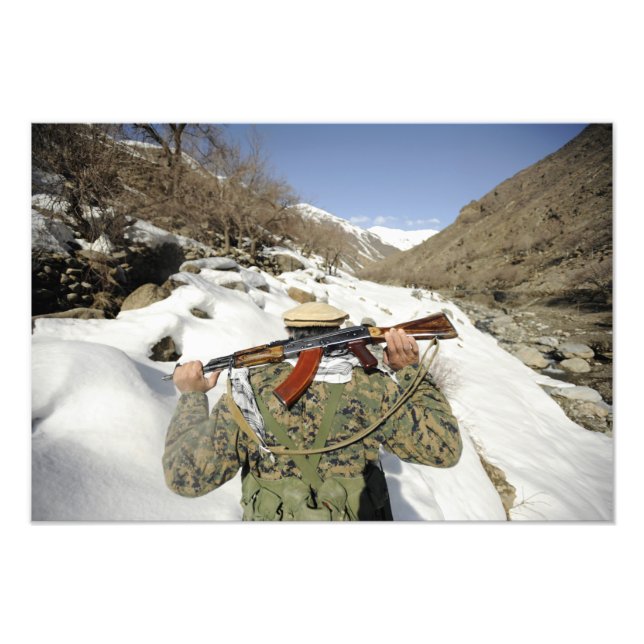 Foto Guardia Muyahidines camina con militar estadounide (Frente)
