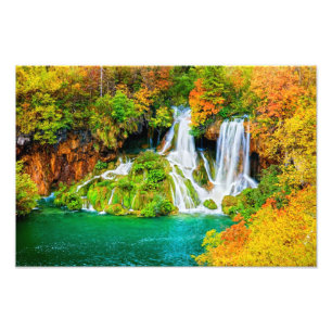 Foto Hermosa cascada en el bosque de otoño