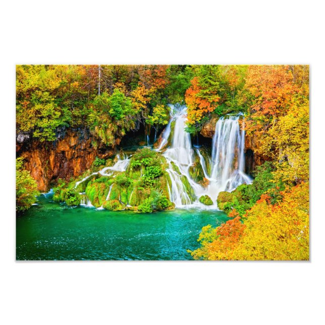 Foto Hermosa cascada en el bosque de otoño (Frente)