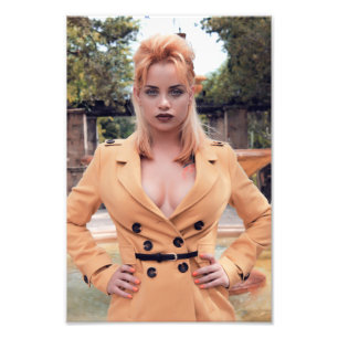 Foto Hermosa Chica rubia con ropa marrón claro sobre ab