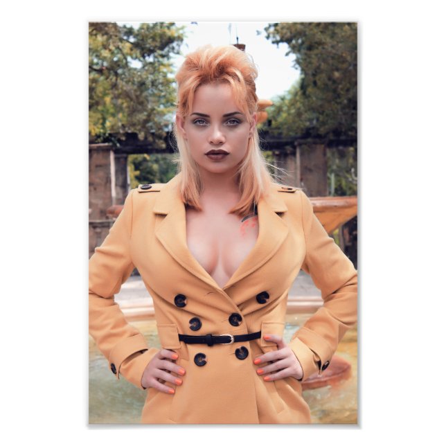 Foto Hermosa Chica rubia con ropa marrón claro sobre ab (Frente)