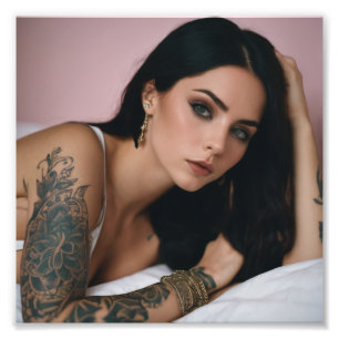 Foto Hermoso Chica de tatuajes posando en la cama