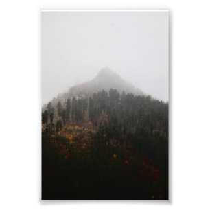 Foto Hermoso Pico De Montaña Que Sale Por La Niebla